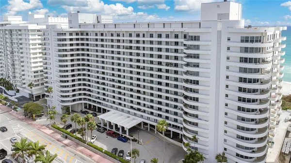$3,200 | 5555 Collins Avenue, Unit 5B, Miami Beach, FL 33140