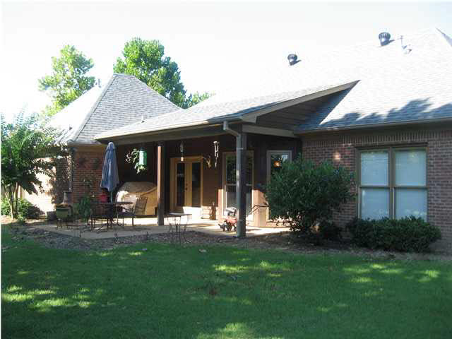 124 Lake Ridge Drive Madison, MS 39110 - Photo 3 of 16 Close-up of Patio