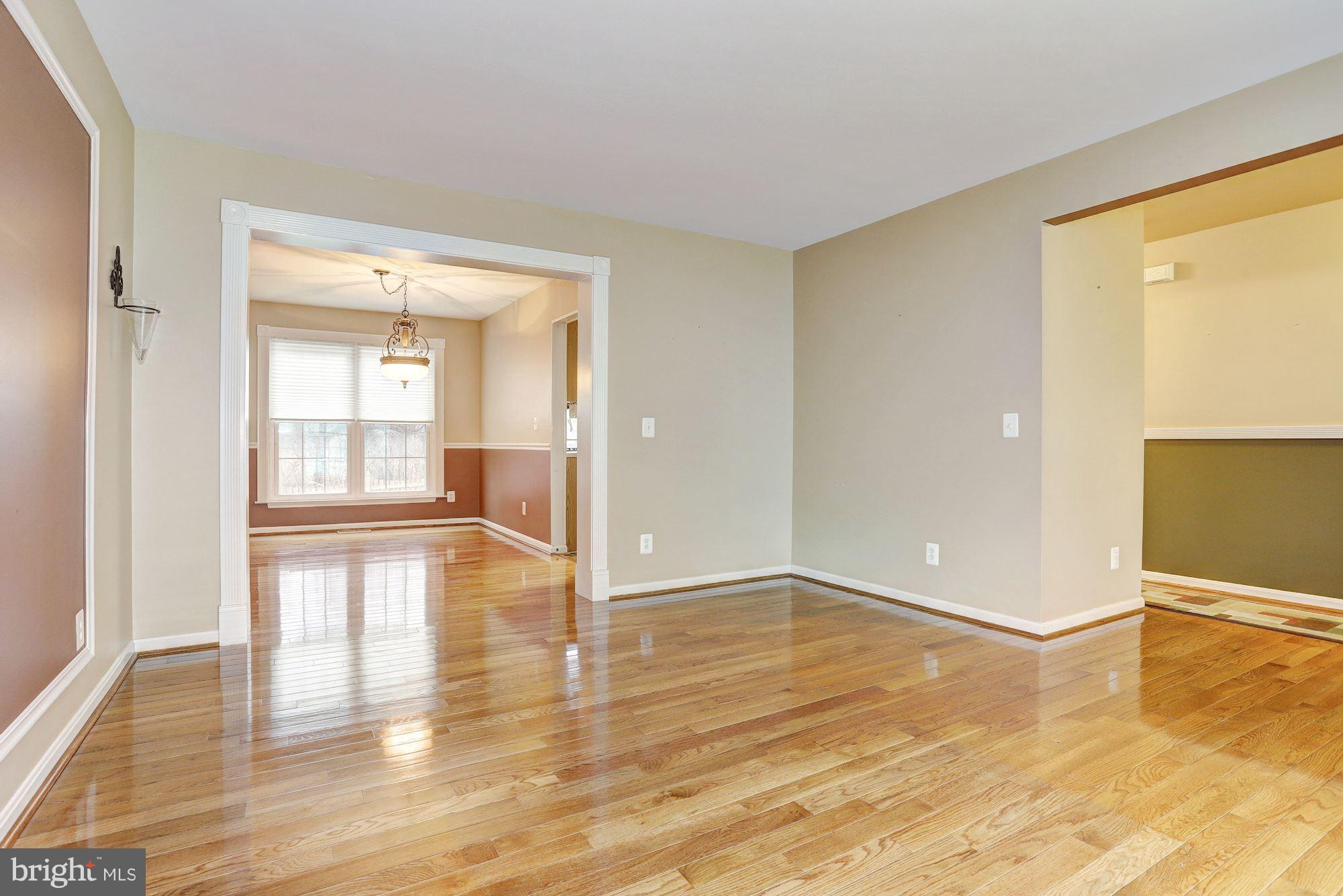 8140 Rose Haven Road Baltimore, MD 21237 - Photo 4 of 30 Living Room