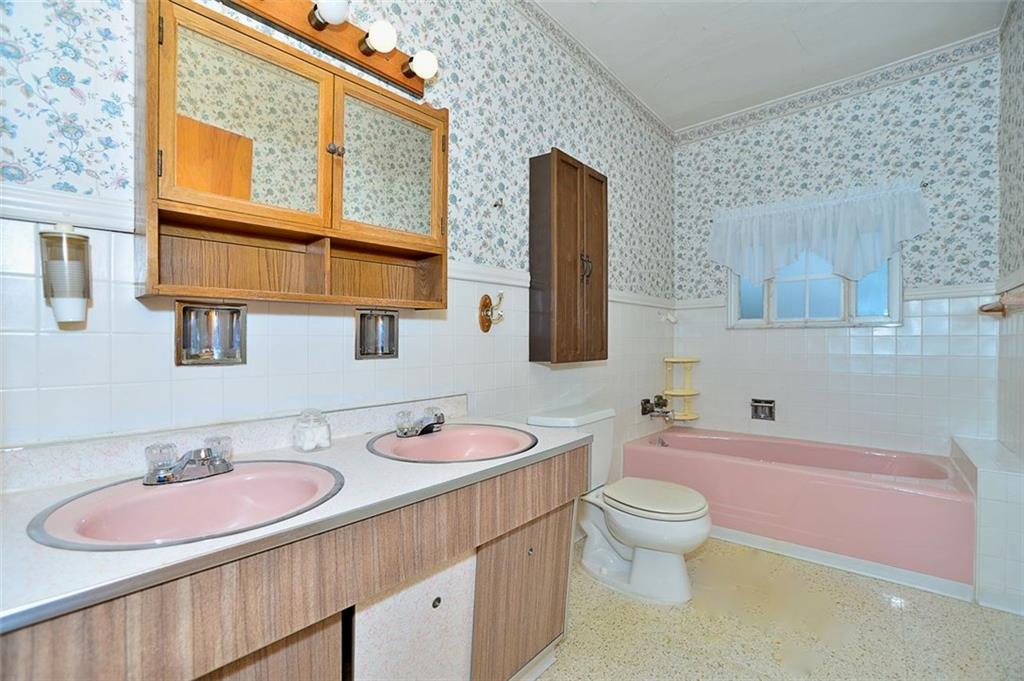 1514 Poplar Street McKees Rocks, PA 15136 - Photo 10 of 15 Full Bath