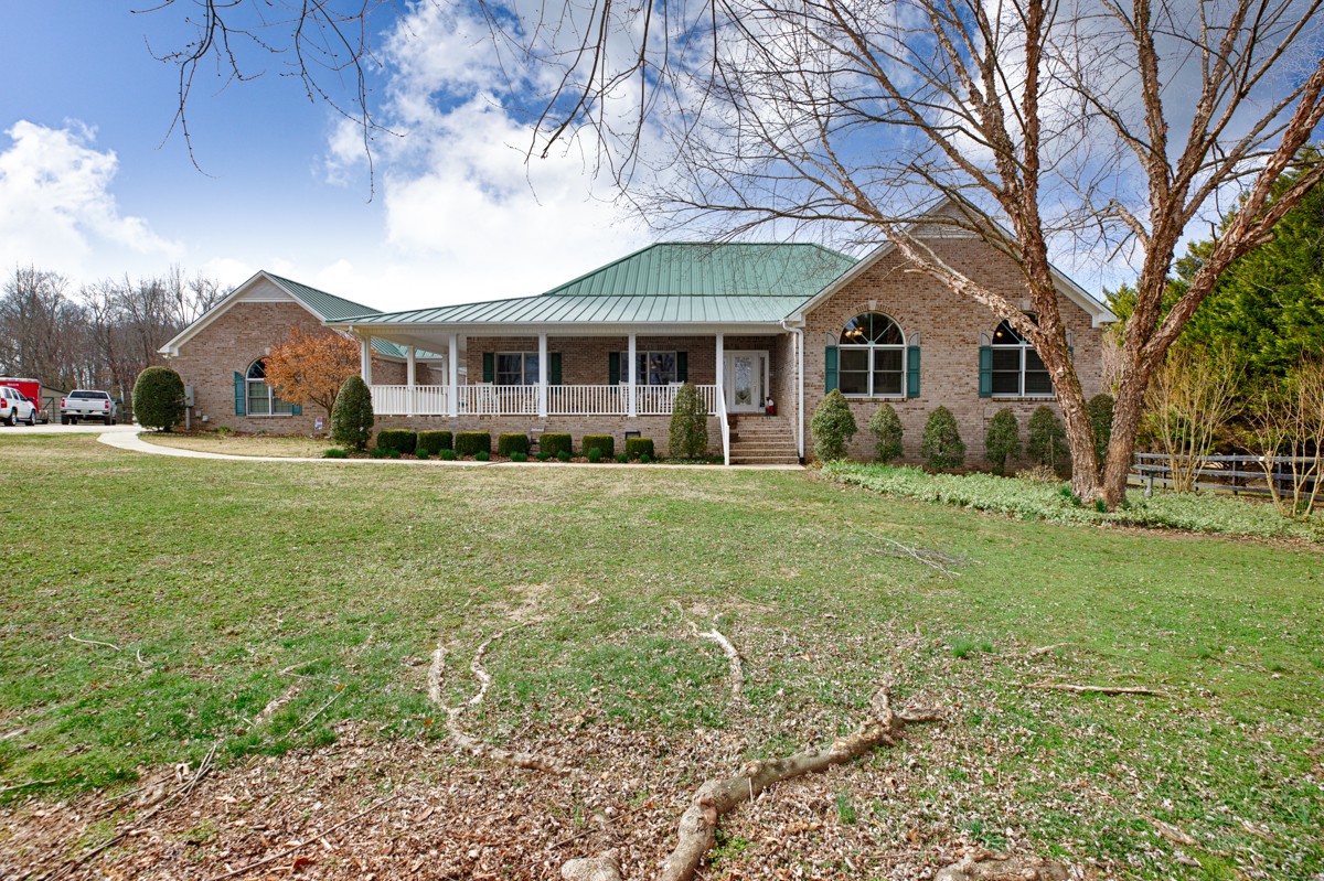 18789 Wells Road Athens, AL 35613 - Photo 1 of 40 a front view of a house with a yard