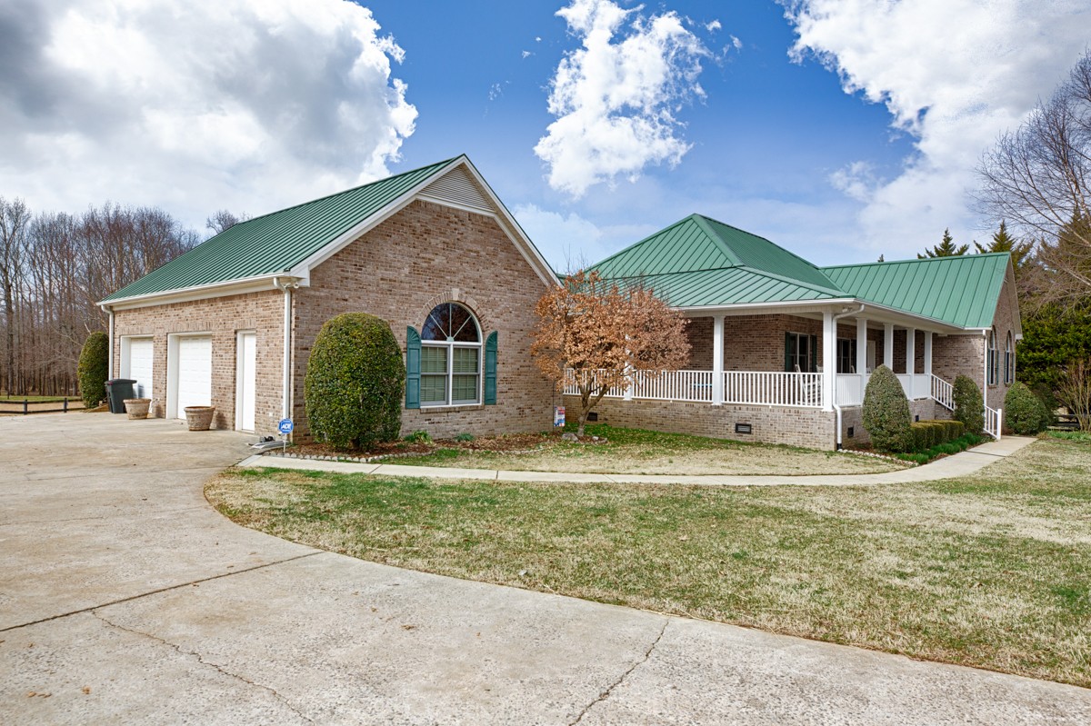 18789 Wells Road Athens, AL 35613 - Photo 2 of 40 a view of a house with a yard