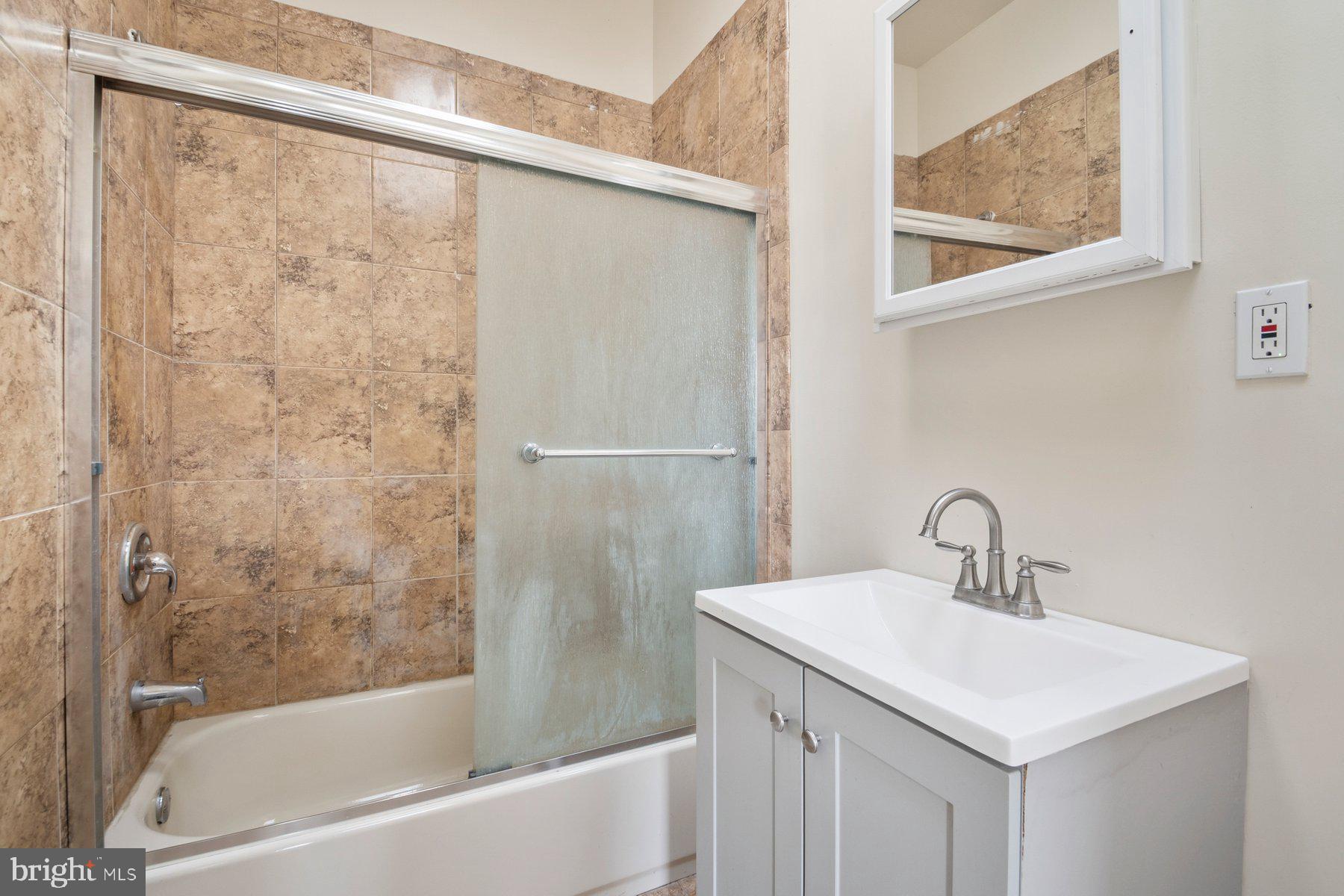 322 South Pulaski Street Baltimore, MD 21223 - Photo 20 of 28 a bathroom with a sink and a bathtub