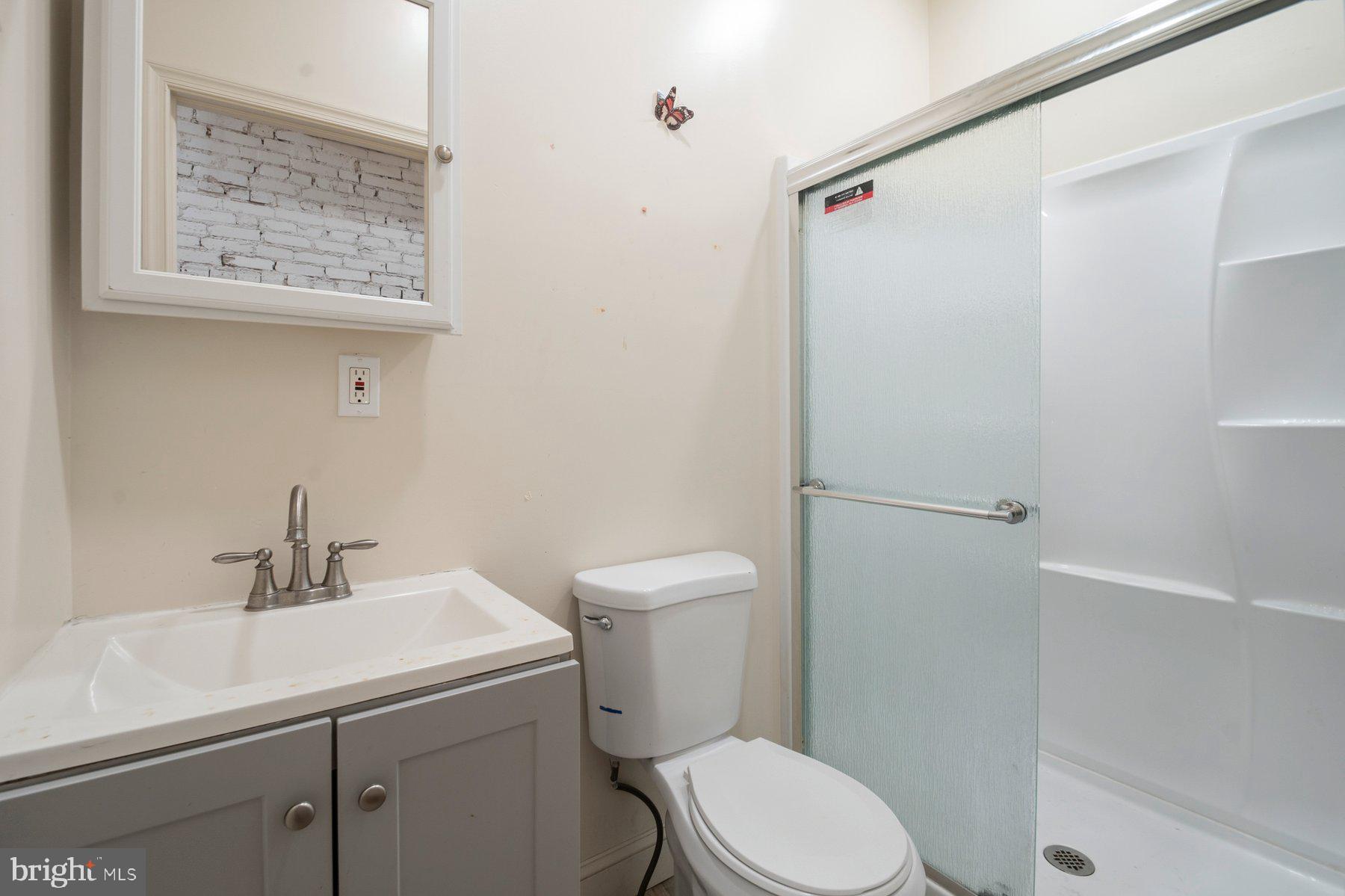 322 South Pulaski Street Baltimore, MD 21223 - Photo 6 of 28 a bathroom with a sink toilet and shower