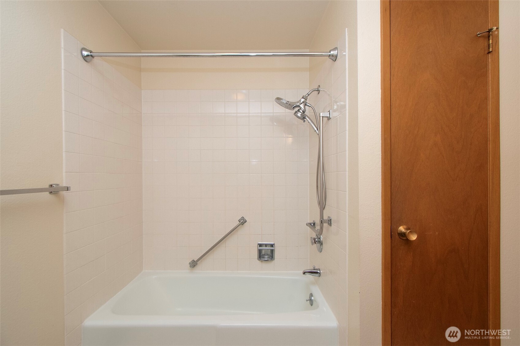 1301 South 3rd Avenue, Unit 9B Sequim, WA 98382 - Photo 22 of 39 a bathroom with a shower and a bath tub