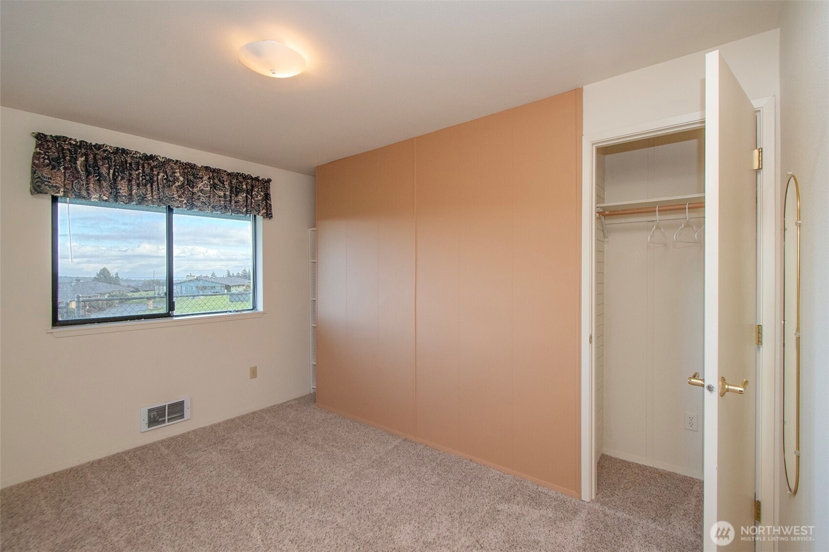 1301 South 3rd Avenue, Unit 9B Sequim, WA 98382 - Photo 23 of 39 an empty room with window