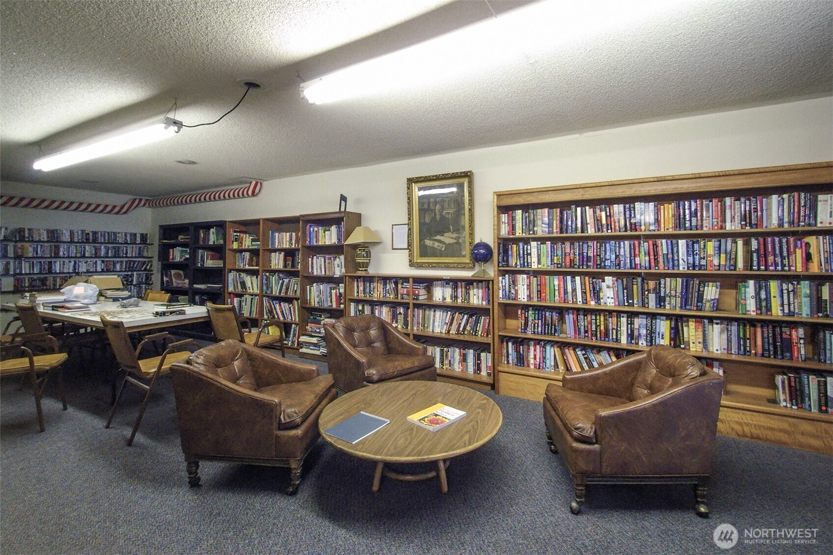 1301 South 3rd Avenue, Unit 9B Sequim, WA 98382 - Photo 32 of 39 a living room with furniture and a book shelf
