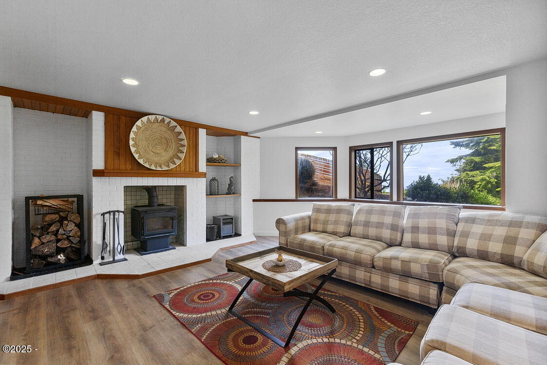 445 Summit View Lane Gleneden Beach, OR 97388 - Photo 30 of 67 Family Room Downstairs