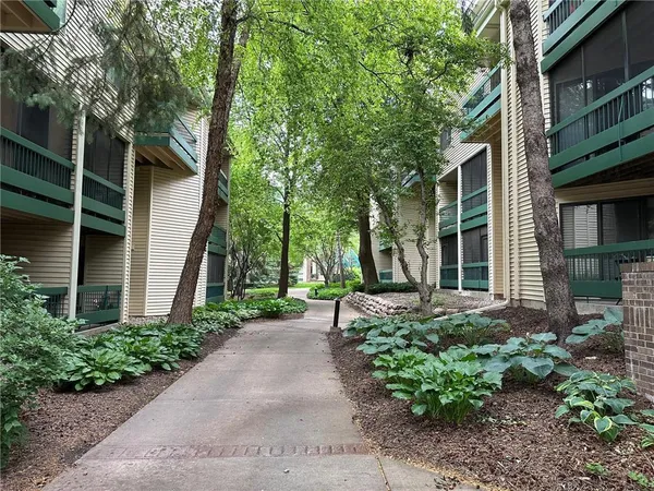 $220,000 | 7631 Edinborough Way, Unit 5319, Edina, MN 55435