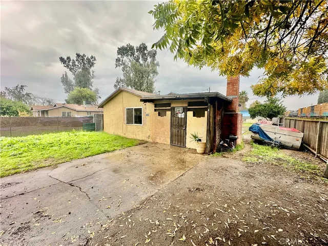 a view of a house with a yard and garage