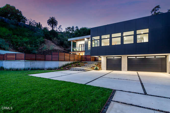 1375 Wierfield Drive Pasadena, CA 91105 - Photo 67 of 68 a backyard of a house with table and chairs