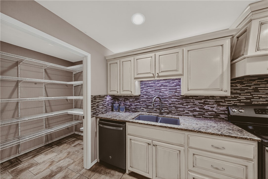 648 Dequeen Lake Road De Queen, AR 71832 - Photo 20 of 46 Extra large pantry