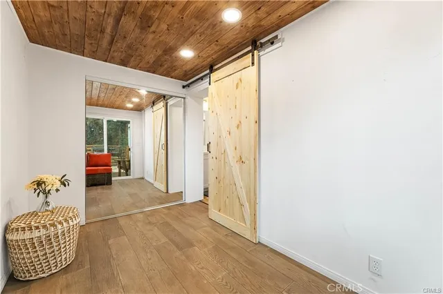 a view of entryway with livingroom