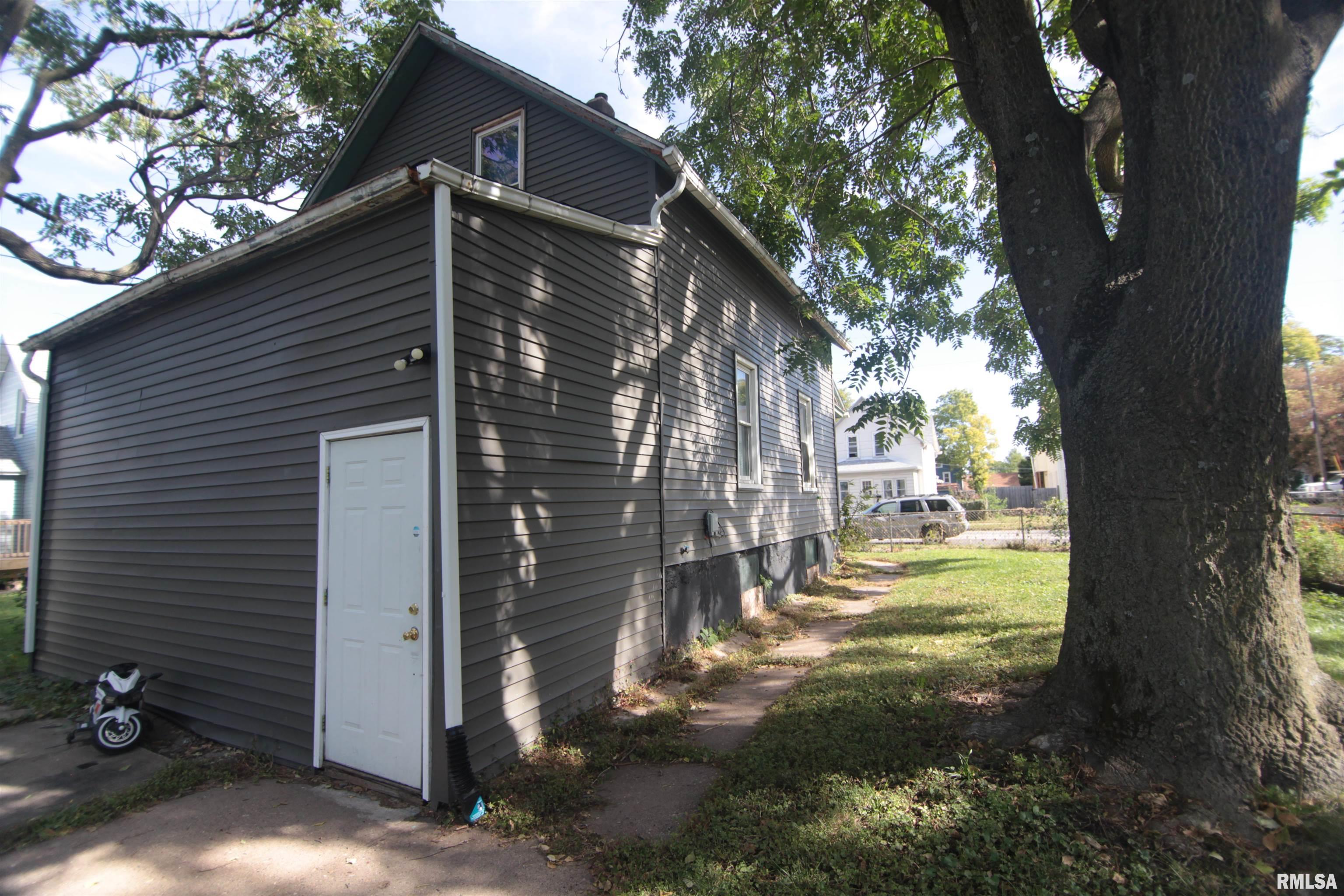 540 46th Street Rock Island, IL 61201 - Photo 3 of 29