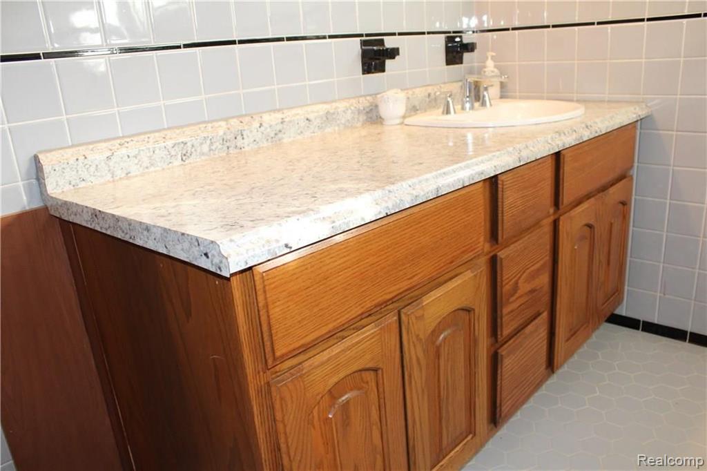 28391 Bay Tree Road Farmington Hills, MI 48334 - Photo 17 of 74