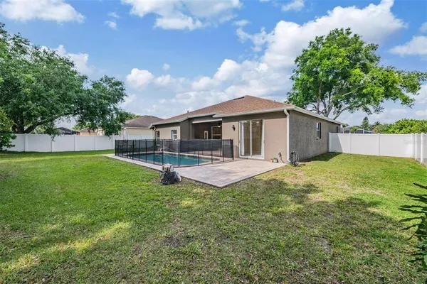 a view of a backyard