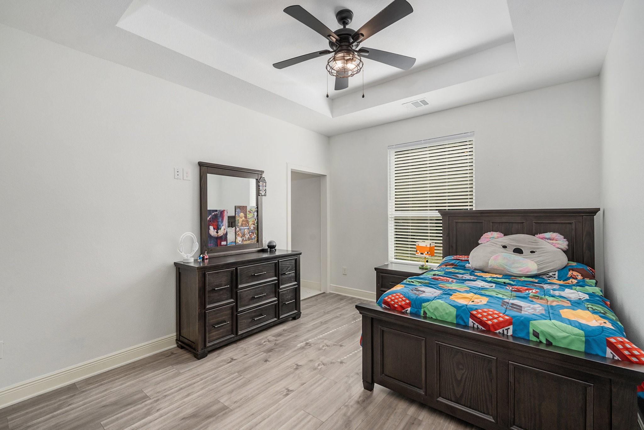 11211 Leonidas Horton Road Conroe, TX 77304 - Photo 18 of 47 Secondary bedroom with great closet space!