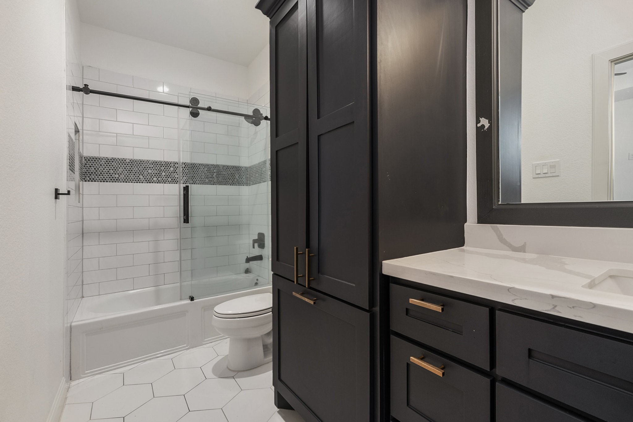 11211 Leonidas Horton Road Conroe, TX 77304 - Photo 19 of 47 Secondary bathroom with a combination tub and shower and additional storage.