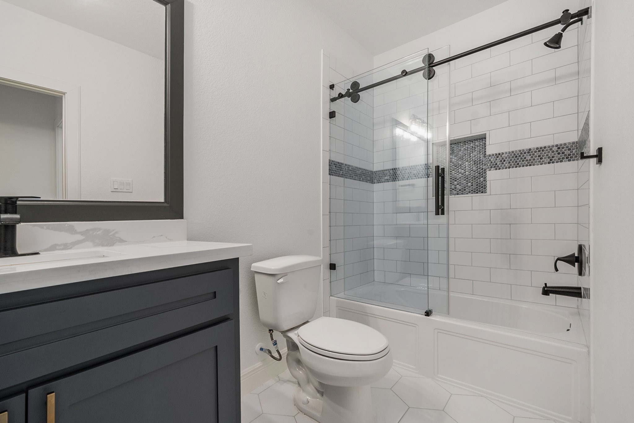 11211 Leonidas Horton Road Conroe, TX 77304 - Photo 28 of 47 Secondary bathroom with a combination tub and shower off the upstairs secondary bedroom and game room.