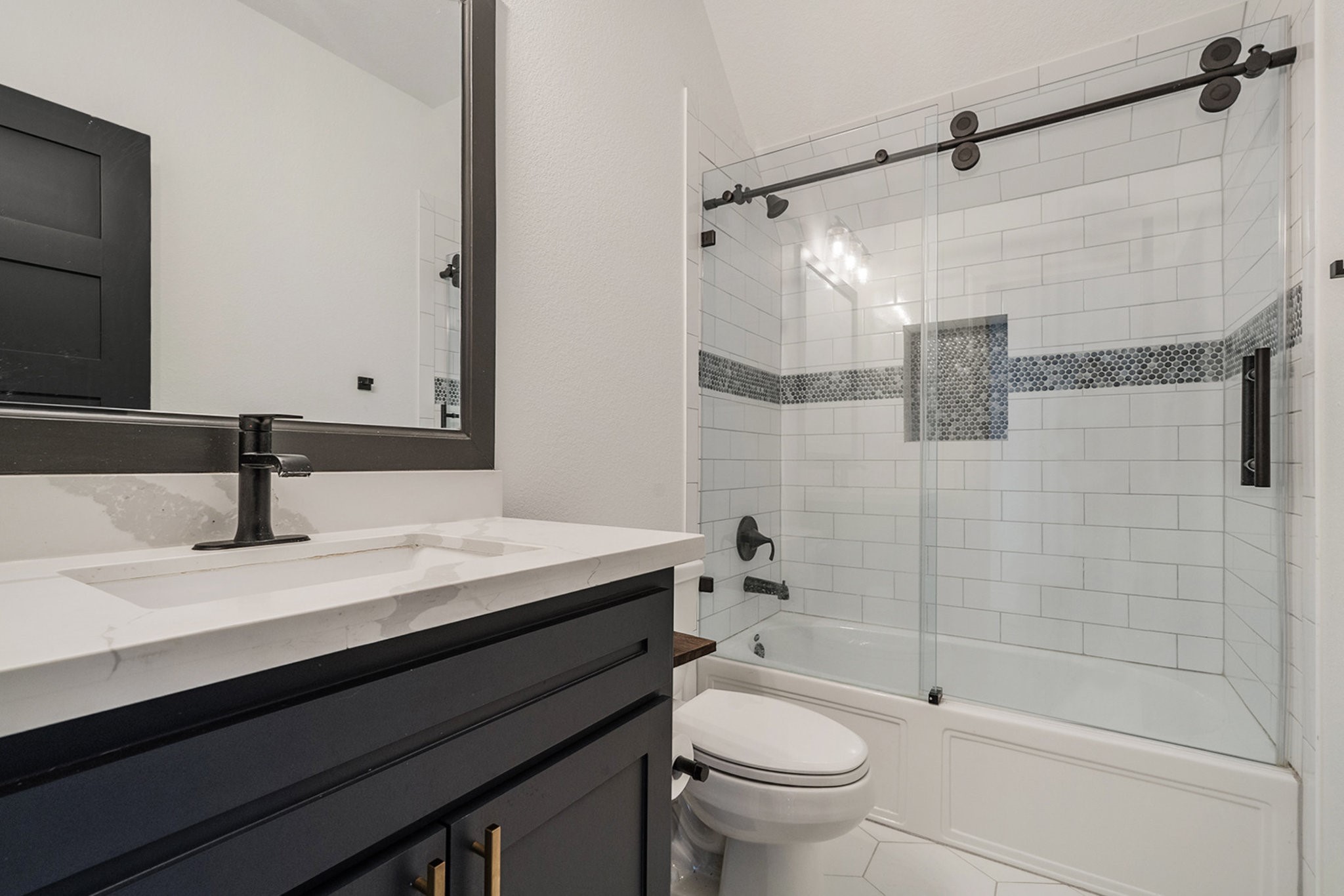 11211 Leonidas Horton Road Conroe, TX 77304 - Photo 34 of 47 Secondary bathroom with a combination tub and shower.