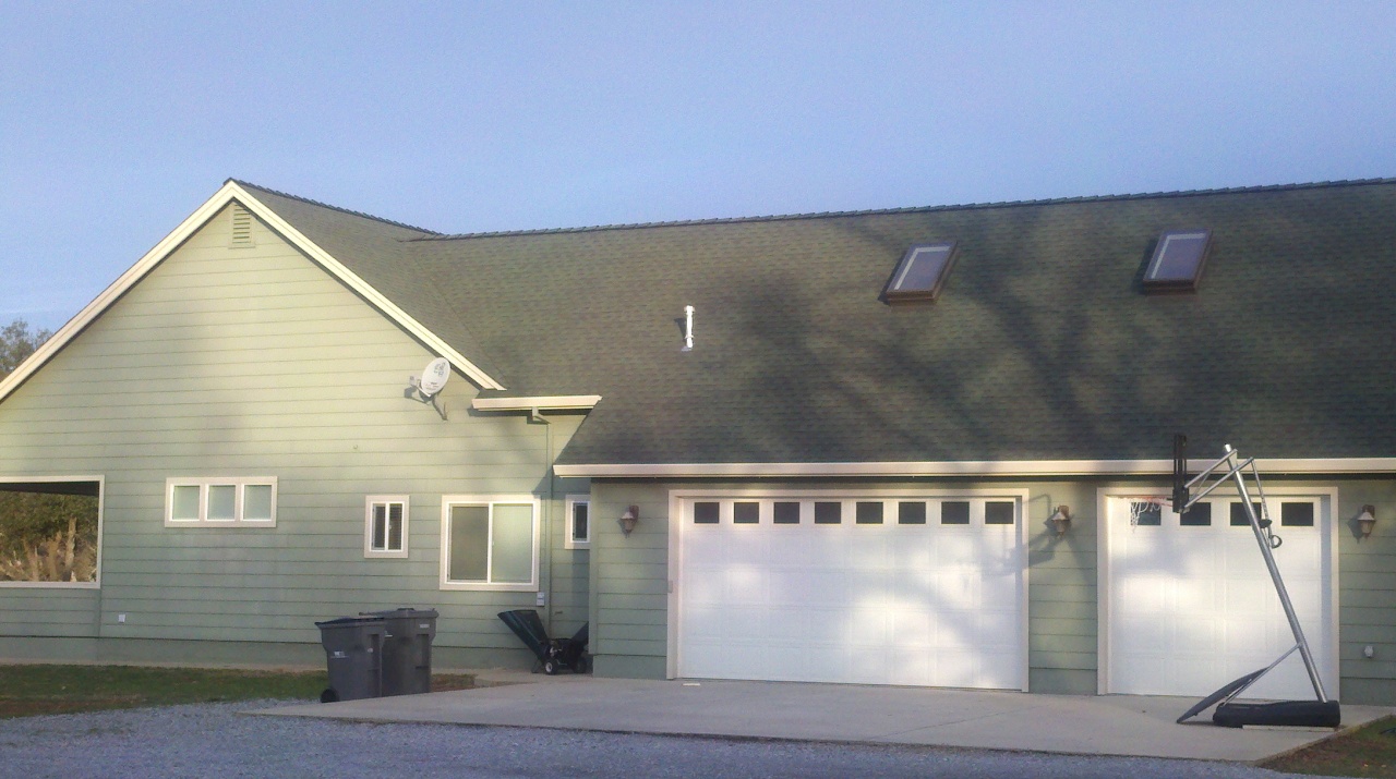 10144 Rd Runner Way Redding, CA 96003 - Photo 4 of 57 3 car garage
