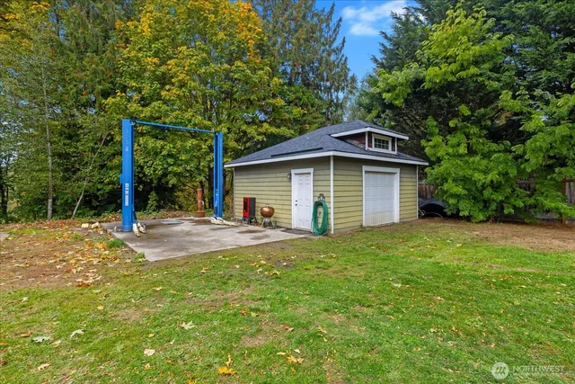 a view of a house with backyard and trees
