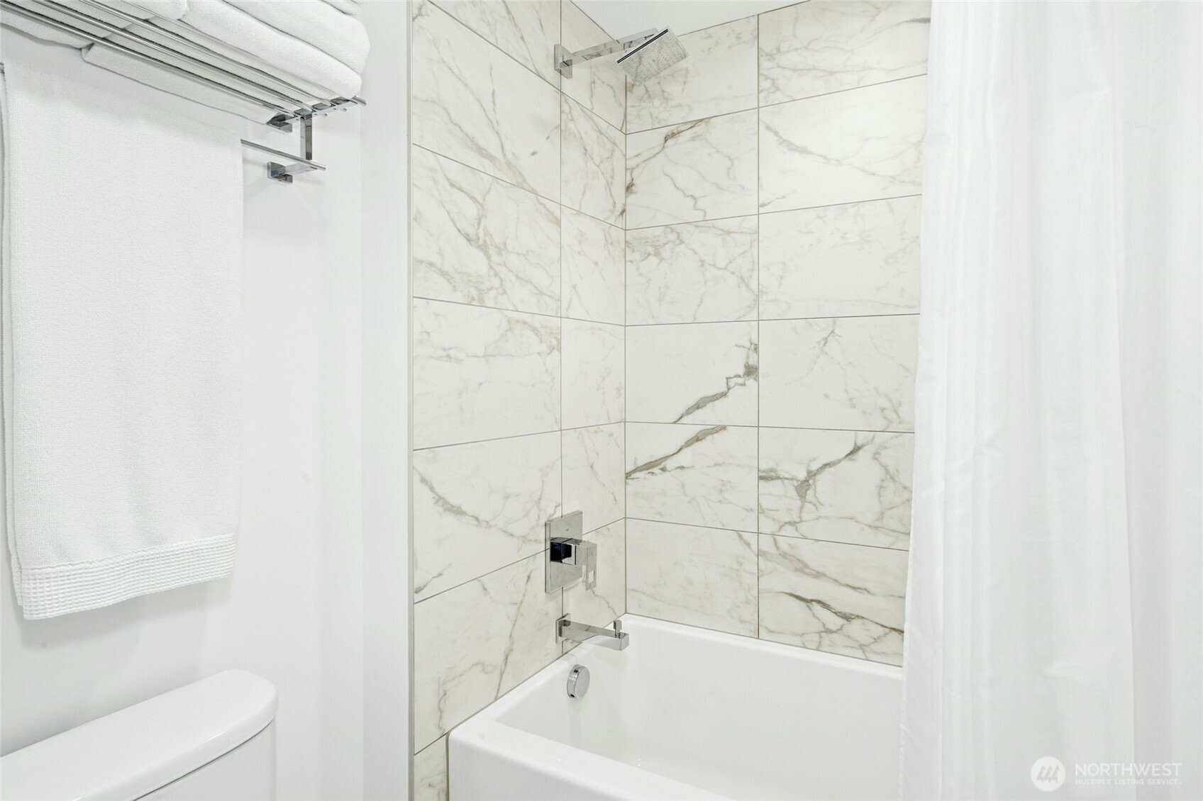 1808 Minor Avenue, Unit 3213 Seattle, WA 98101 - Photo 16 of 40 a bathroom with a bathtub