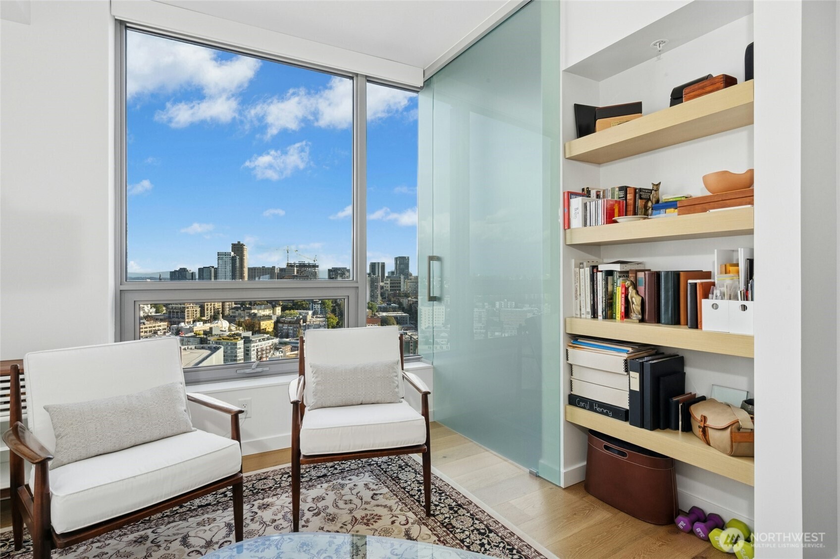 1808 Minor Avenue, Unit 3213 Seattle, WA 98101 - Photo 4 of 40 a living room with furniture and a book shelf