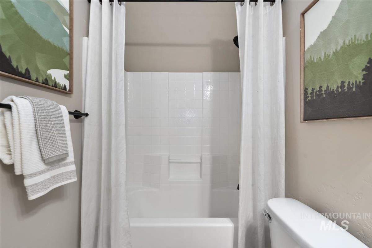 1082 East Azan Street Meridian, ID 83646 - Photo 19 of 47 Full bath with shower / tub combo and toilet