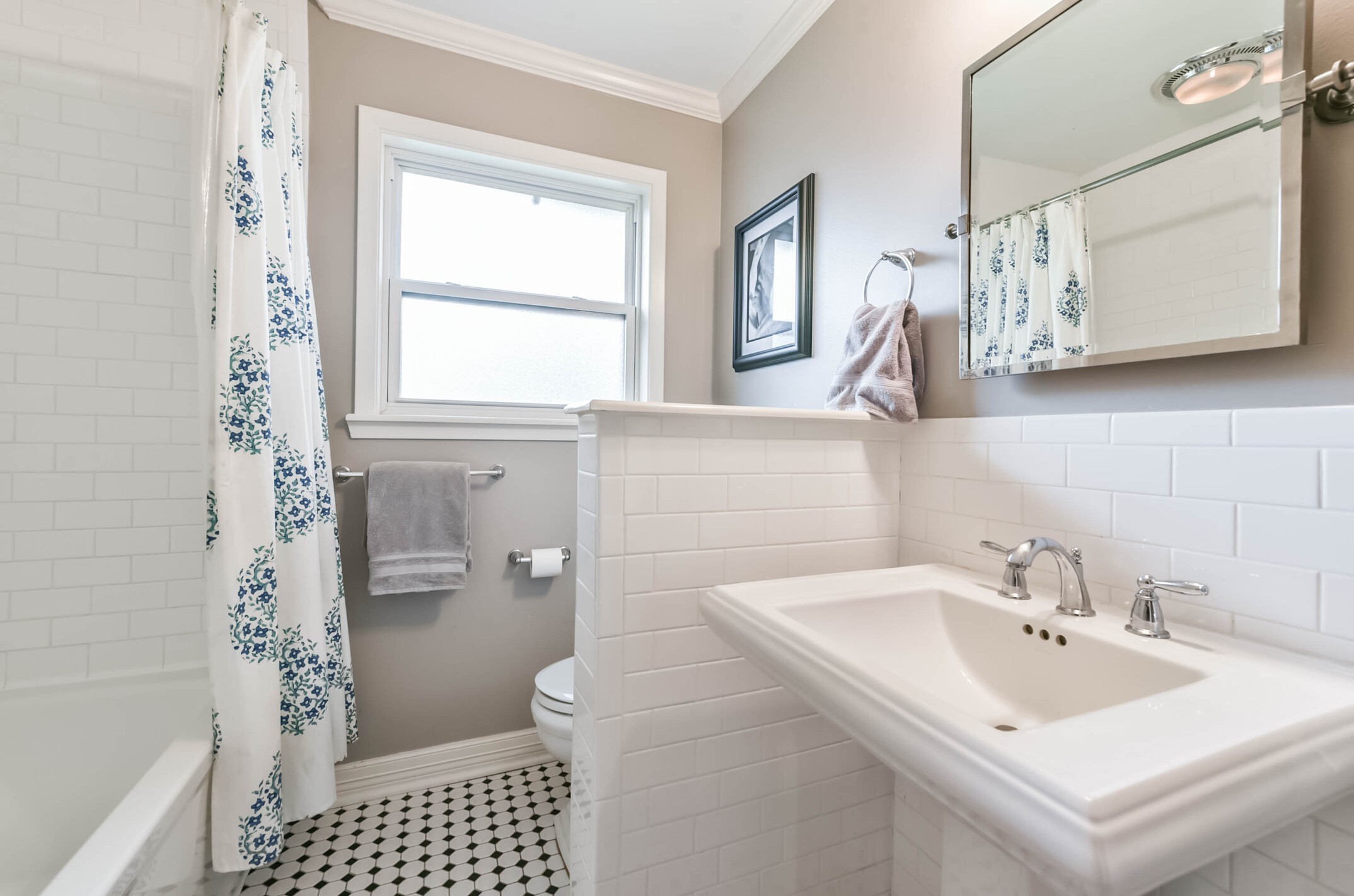 906 Bay Oaks Road Houston, TX 77008 - Photo 21 of 26 A shared full bathroom with charming tile detail.
