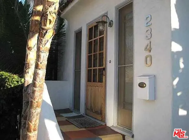 a view of entryway with yard