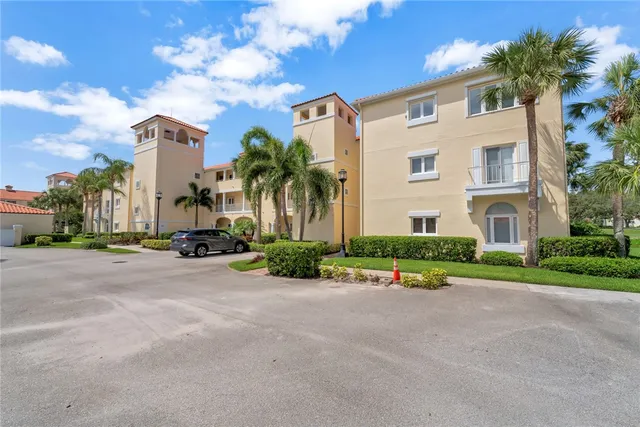 $265,000 | 5075 Harmony Circle, Unit 302, Vero Beach, FL 32967