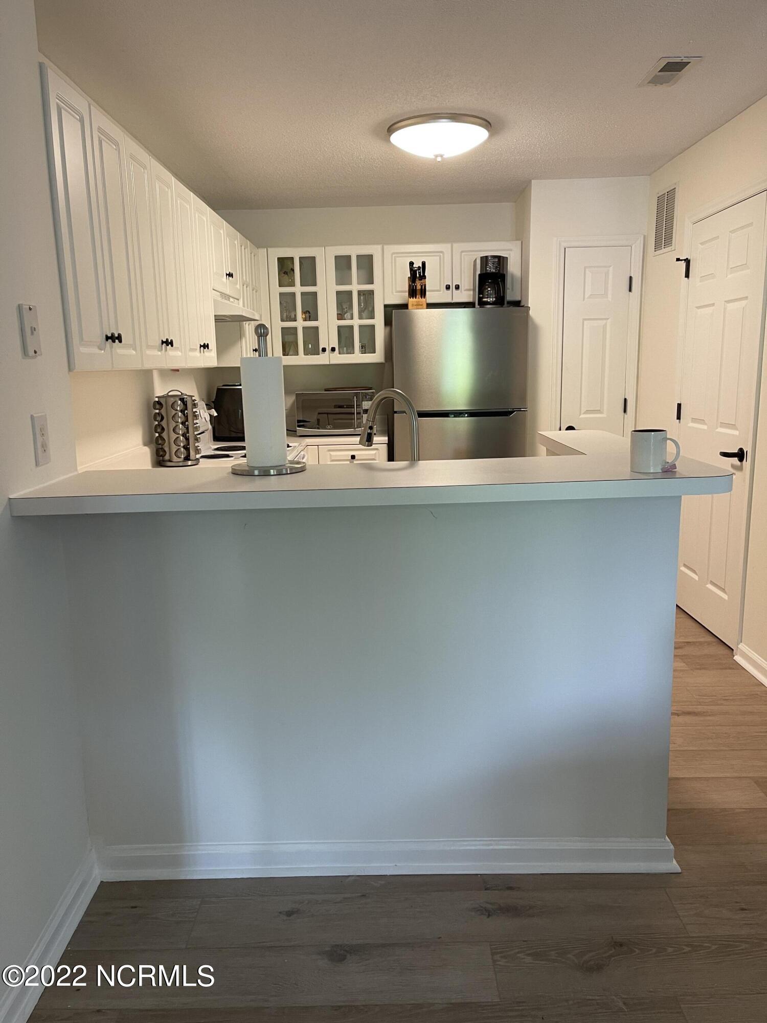 517 A Spring Forest Road Greenville, NC 27834 - Photo 8 of 26 Bar looking into kitchen