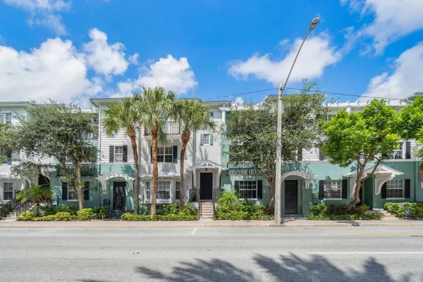 $975,000 | 375 East Mallory Circle, Delray Beach, FL 33483