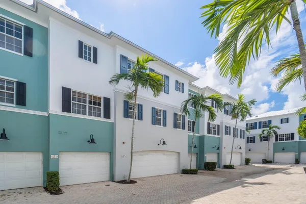 $975,000 | 375 East Mallory Circle, Delray Beach, FL 33483