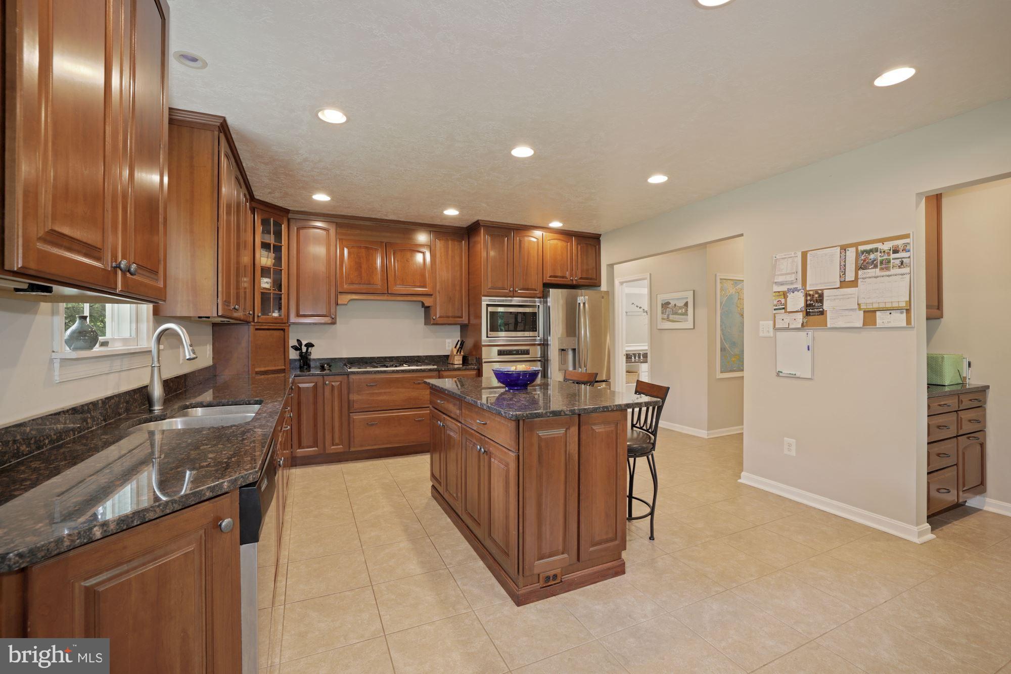 2649 Five Oaks Road Vienna, VA 22181 - Photo 13 of 46 Eat-In KitchenKitchen
