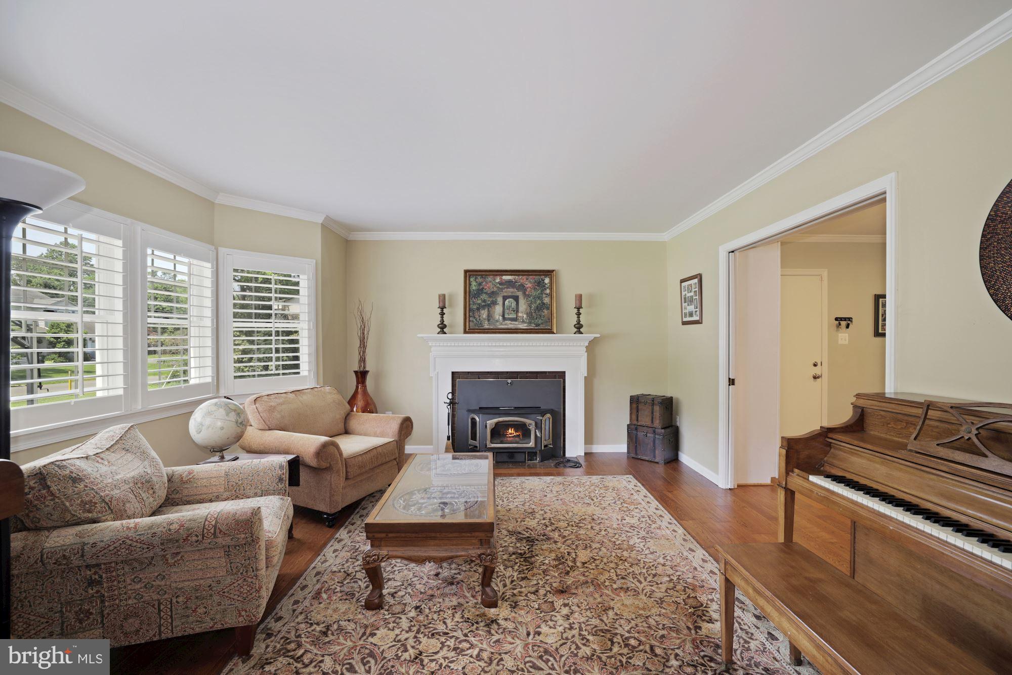 2649 Five Oaks Road Vienna, VA 22181 - Photo 6 of 46 Living Room
