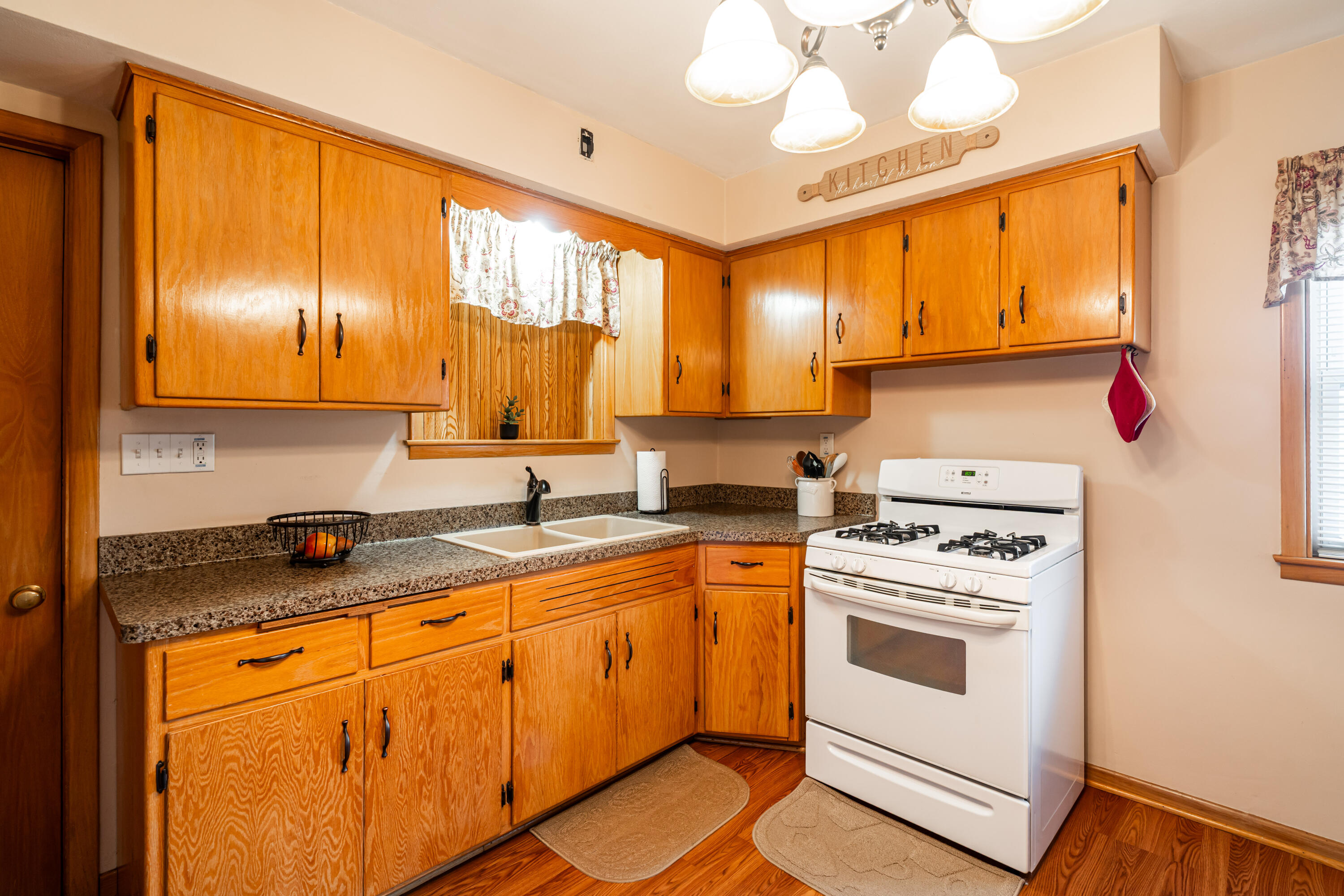 2777 South 68th Street Milwaukee, WI 53219 - Photo 4 of 16 Newer countertops