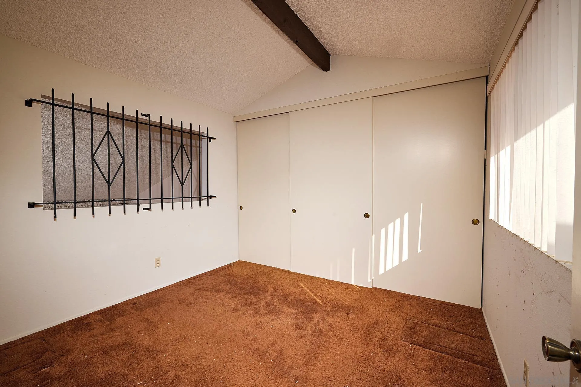 138 Townwood Way Encinitas, CA 92024 - Photo 11 of 48 a view of a garage