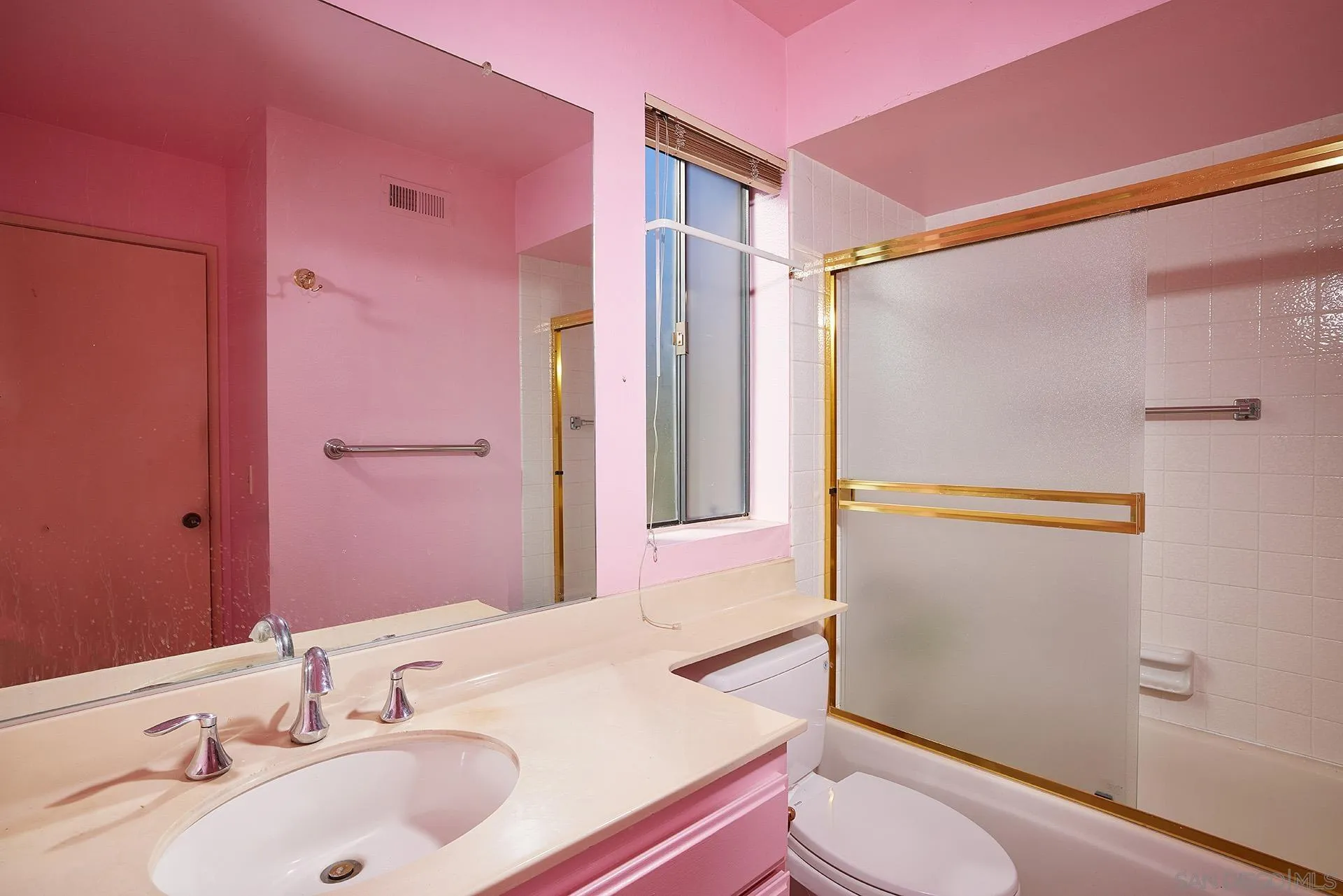 138 Townwood Way Encinitas, CA 92024 - Photo 13 of 48 a bathroom with a sink toilet tub and shower