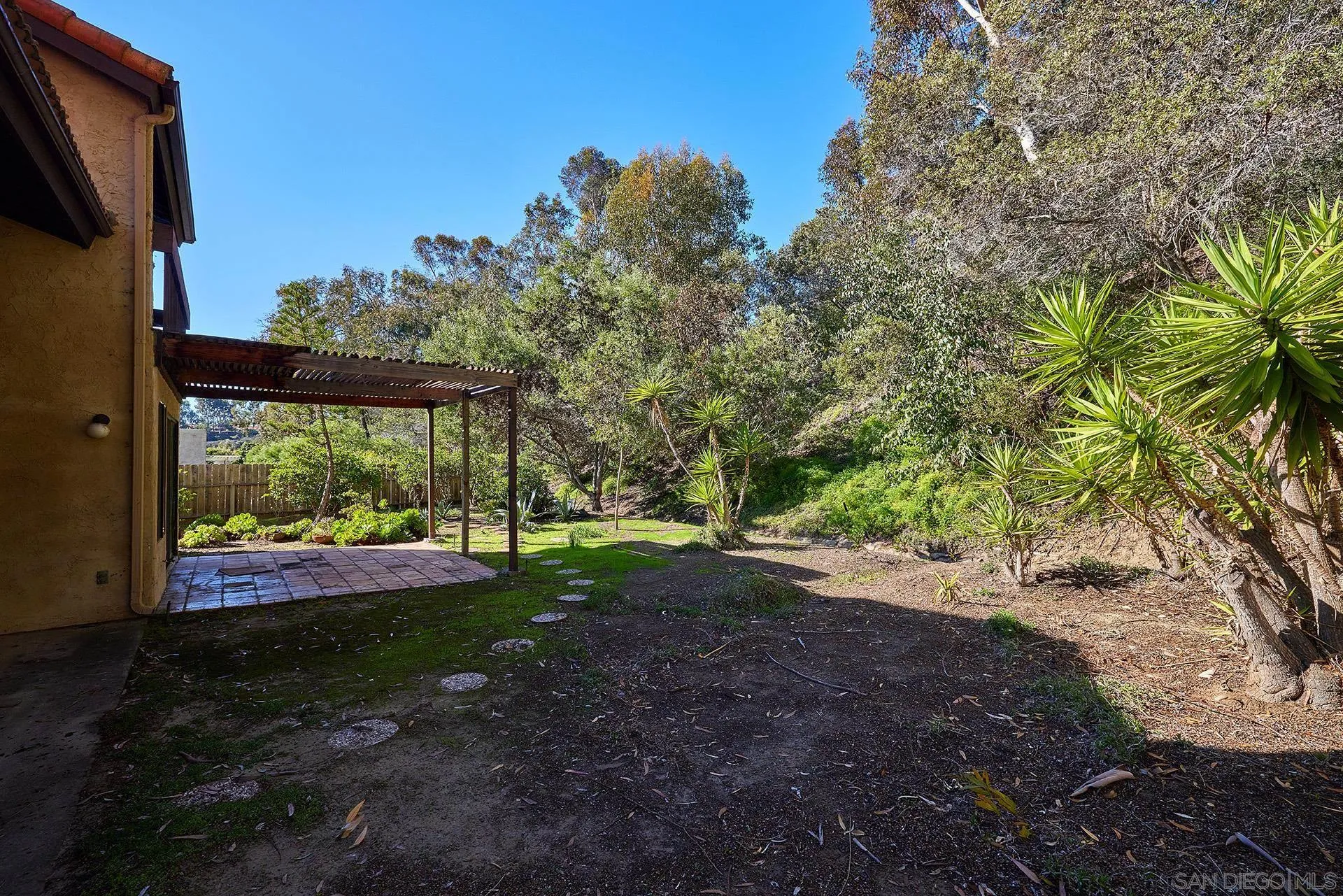 138 Townwood Way Encinitas, CA 92024 - Photo 19 of 48 a view of a backyard with garden