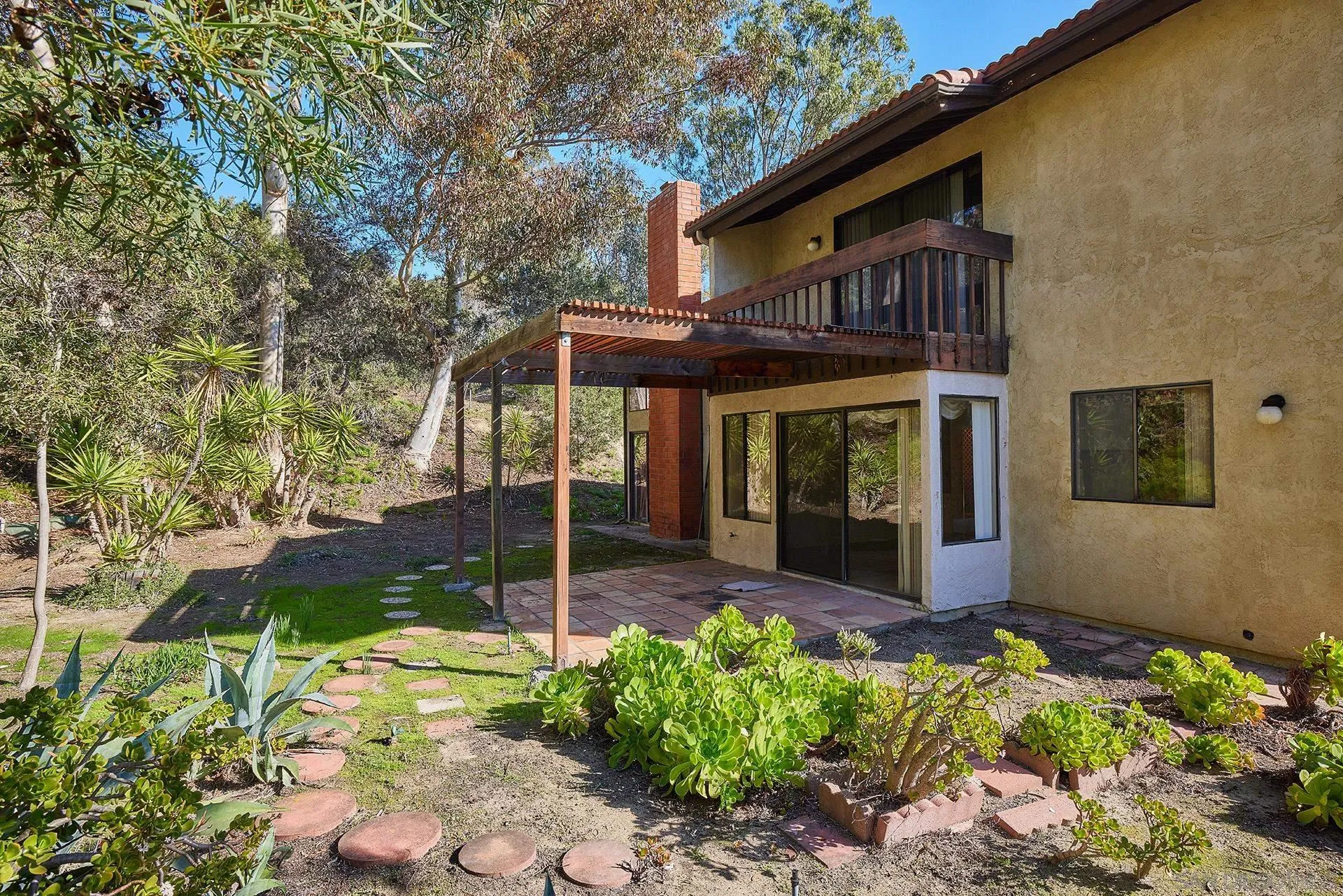 138 Townwood Way Encinitas, CA 92024 - Photo 20 of 48 a front view of a house with garden