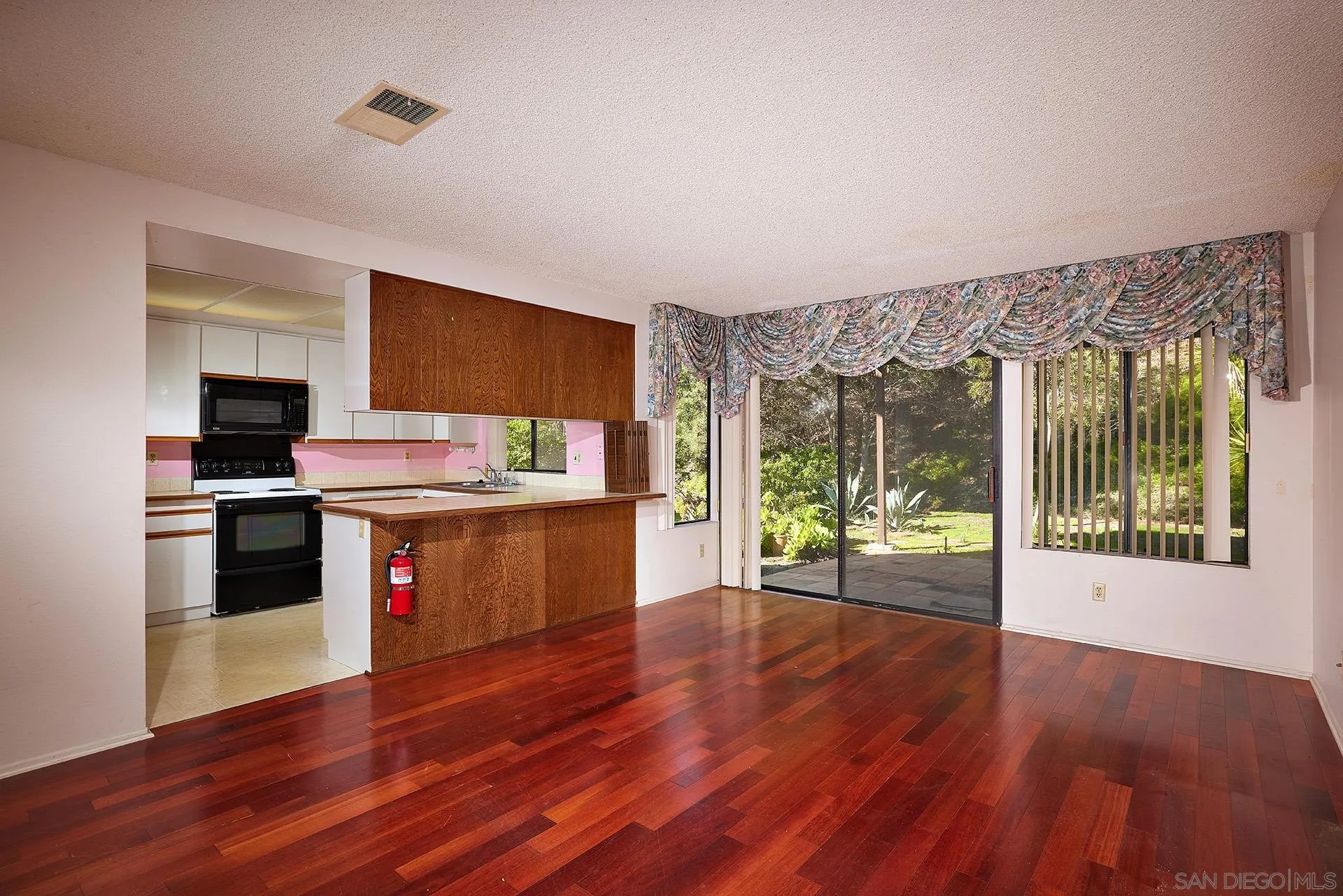 138 Townwood Way Encinitas, CA 92024 - Photo 5 of 48 a kitchen with stainless steel appliances granite countertop a stove a sink and a wooden floors
