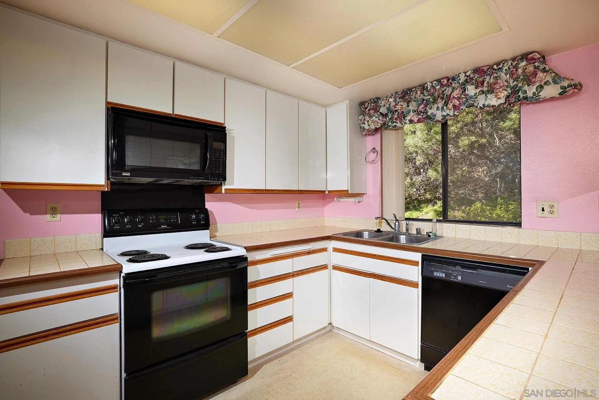 138 Townwood Way Encinitas, CA 92024 - Photo 7 of 48 a kitchen with a sink stove and microwave