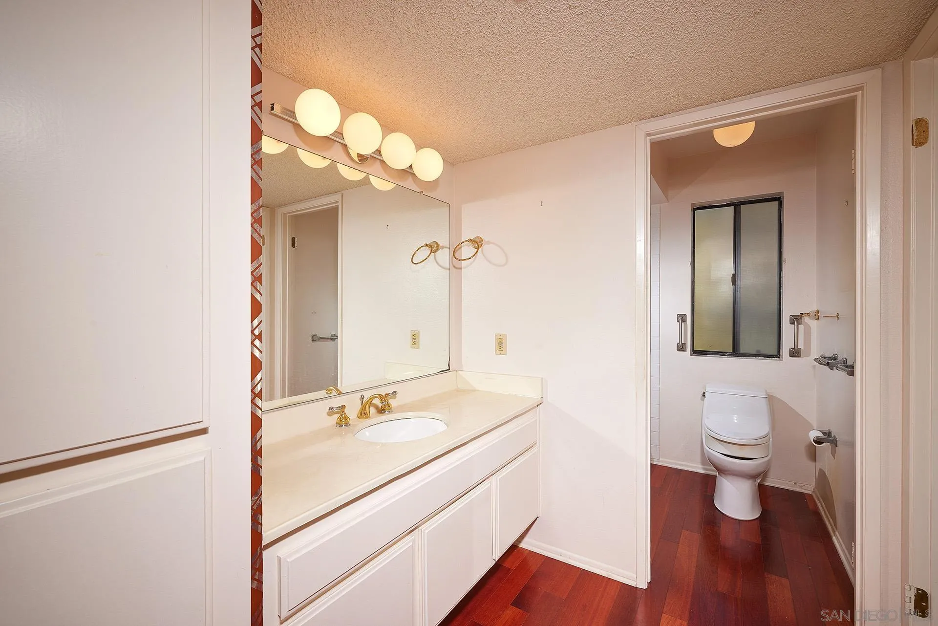 138 Townwood Way Encinitas, CA 92024 - Photo 10 of 48 a bathroom with a sink a toilet and a mirror