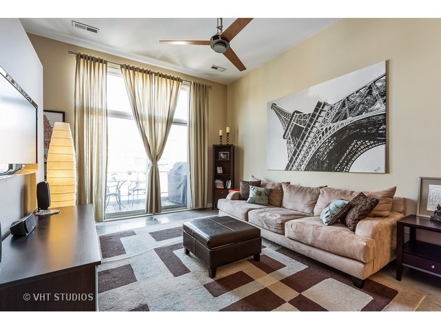 939 West Madison Street, Unit 604 Chicago, IL 60607 - Photo 3 of 10 a living room with furniture and a large window