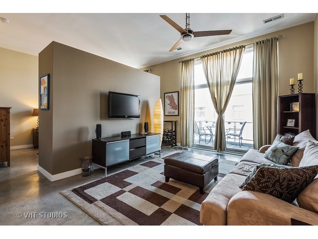 939 West Madison Street, Unit 604 Chicago, IL 60607 - Photo 4 of 10 a living room with furniture and a flat screen tv