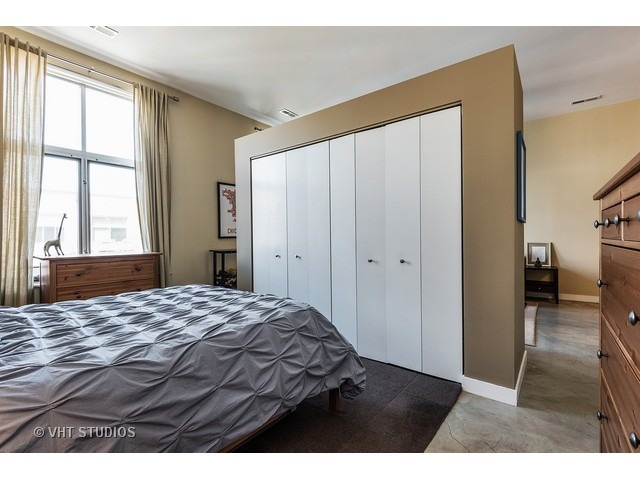 939 West Madison Street, Unit 604 Chicago, IL 60607 - Photo 8 of 10 a bedroom with a bed and a window
