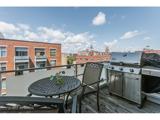 939 West Madison Street, Unit 604 Chicago, IL 60607 - Photo 10 of 10 a view of a chairs and table in the terrace
