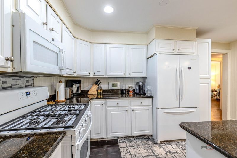 470 North Inverway Road Inverness, IL 60067 - Photo 11 of 26 a kitchen with granite countertop a sink stove and refrigerator